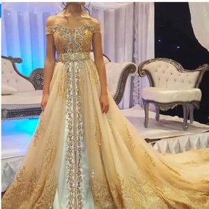 Off Shoulder Lace Applique Prom Klänningar 2020 Vintage Luxury Beaded Crystal Sash Elegant Afton Dress Vestidos de Novia