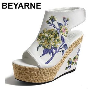 Sandały Beyarne 2021 Haftowane Wedge Kobiety Platformy Letnie Buty Peep Toe Vintage wysokie obcasy Sole pani pompy