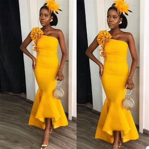 Hot Sale Cheap Yellow Evening Dresses Hand Made Flower Sleeveless Ruched Satin Sweep Train Formal Party Gowns Custom Made Mermaid Prom Dress