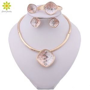 Set di gioielli alla moda di Dubai placcati in oro, collana, orecchini, bracciale, set di anelli per le donne, accessori per costumi da sposa