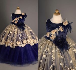 Marineblaues Gold-Abend-Partykleid für kleine Mädchen, Blumenapplikationen, handgefertigte Blumen, Federn, Perlen, Flügelärmel, Juwelen-Mädchen-Festzugskleid