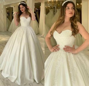 Ny Ball Gown Plus Storlek Bröllopsklänning Strapless Lace Applique Beaded Bridal Gowns Sweep Train Ärmlös Robes de Mariée Z24