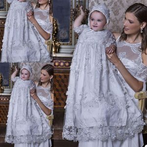 Suknie chrzcowe dla noworodków Dziewczyny Pełna Koronka Appliqued Jewel Neck Krótkie Rękawy Linia First Communion Sukienki z kapeluszem