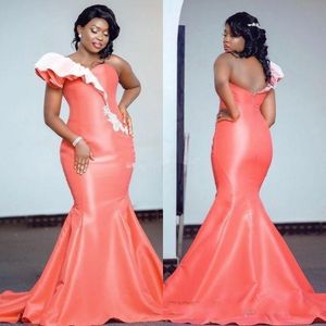 Nigeriano una spalla abiti da sposa Coral sirena del raso Africa merletto bianco Appliques increspature cameriera d'onore Wedding Gown Ospite personalizzato