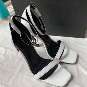 Top qualidade 2024 estilo couro patente saltos emocionantes mulheres letras exclusivas sandálias vestido sapatos de casamento sapatos sexy