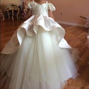 Abiti da bambina carini per matrimoni Abiti con spalle scoperte Appliques in pizzo a strati Abiti da spettacolo per bambini Abito da compleanno per bambine