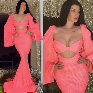 Sexy Bikini-Meerjungfrau-Abendkleider mit Bling-Pailletten, Herzausschnitt, langen Ärmeln, formelles Partykleid, rosa Sweep-Zug, maßgeschneidertes Kleid mit rotem Teppich