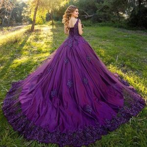 Graps Long Train Quinceanera Klänningar Kortärmad Beading Floral Lace Beaded Ball Gowns Sweet 15 Dress Prom Graduation Gowns Formal Evening