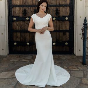 2020 Ny Elegant Lace Soft Satin Mermaid Modest Bröllopsklänningar med Cap Sleeves V Neck Simple Fit och Flare LDS Bridal Gowns Sale