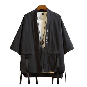 Streetwear męskie litery kwiatowy haft czarna kurtka kimono opuszczane ramiona męski płaszcz kimono z paskiem z klamrą wstążki