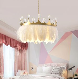 新しい北欧のシンプルなクラウンクリスタルの羽LEDシャンデリアネットレッドベッドルームペンダントライト子供の部屋の暖かくてロマンチックなランプ
