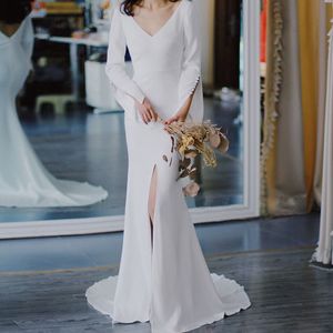 2021 Simple White Satin Mermaid Bröllopsklänningar Brdialklänningar Sexiga Backless Långärmade Knappar Side Slit Bride Dress Vestidos de Novia