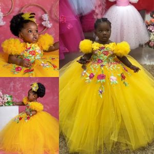 黄色いボールガウンビーズの花の女の子のドレスのためのアリキングの床の服のための床の長さチュールスパンコールの最初の聖体拝領のドレス
