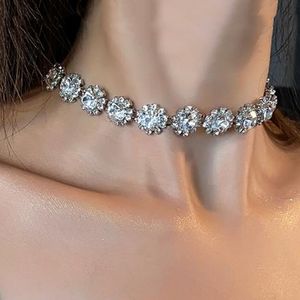 Iced Out Choker Naszyjniki Łańcuchy Tenisowe Luksusowe Kobiety Kwiat Wisiorek Kołnierz Naszyjnik Moda Bling Crystal Rhinestone Diamond Wedding Jewelry