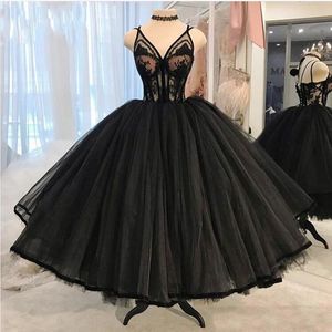 Kısa Yeni Siyah Balo Elbiseleri Spagetti kayışları Criss Cross Arka Aplikler Dantelli Konsoz Elbise Çay Uzunluğu Homecoming Party Gowns