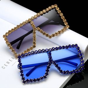 2020 Neue Sonnenbrille mit besonderem Übermaß-Design und Strass-Rahmen, neuartiger Stil, Luxusbrille mit eingelegten großen künstlichen Diamanten