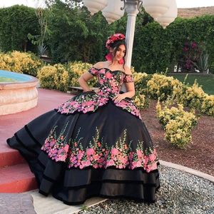 Svart charro söt 15 klänningar tryckta blommiga applique boll kappor vestidos de quinceanera av axeln tre lager korsett tillbaka prom klänning