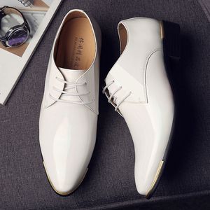 Moda Negócios Vestido de Noiva Sapatos Homens Patente de Couro Homens Sapatos Casuais Estilo Britânico Pointed Toe Party Flats Men HV-038
