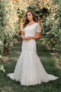 2020 Abiti da sposa modesti in pizzo classico con bottoni a maniche corte sul retro LDS Abiti da sposa country occidentali con maniche Robe De Mariee su misura