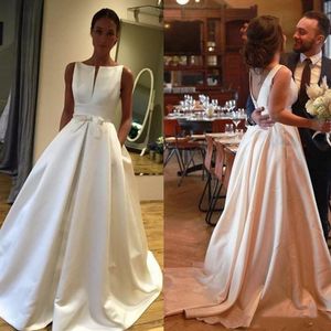 Einfaches weißes Satin-Hochzeitskleid, elegantes, geteiltes Ausschnitt-A-Linien-Träger-Schleifen-Brautkleid, offener Rücken, Sweep-Zug-Brautkleider