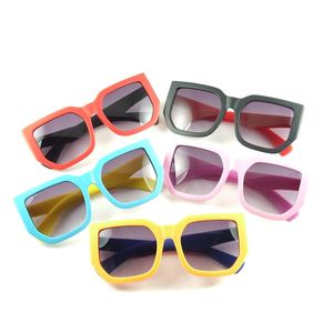 2021 Härlig designer solglasögon Barnstorlek Full plast Tjock ram med UV400 Linser Candy Colors Design Eyewear Wholesale