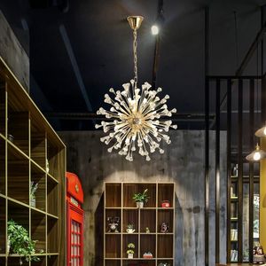 I lampadari di cristallo del ristorante creativo illuminano il tavolo da pranzo post-moderno nordico, le lampade a sospensione del bar, il corridoio del portico, l'illuminazione di cristallo a led semplice