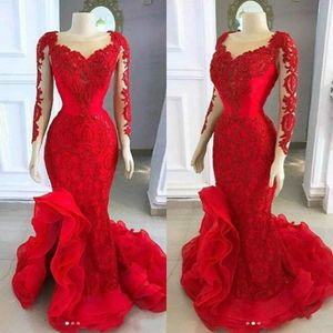2022 Elegant röd sjöjungfrun kvällsklänningar Sheer Neckline Lace Appliques Långärmad Prom Dress Side Split Ruched Arabiska Kvinnor Formell Occasion Party Gowns Pagant