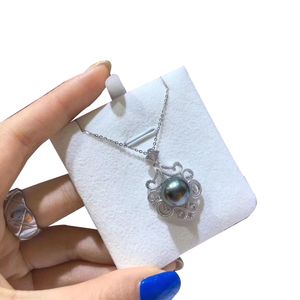 Vendita diretta di collana di perle d'argento S925 con ciondolo di perle nere di Tahiti di acqua di mare naturale, design cavo femminile in pizzo