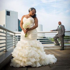 アフリカのプラスサイズの人魚のウェディングドレス2021ストラップレスの恋人のフリルティアスカートブライダルガウンロングガーデンチャペル花嫁のドレスvestidos