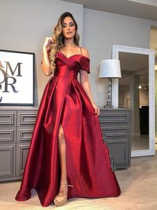 2021 Kırmızı Saten Elbise Akşam Giyim Balo Abiye Yüksek Bölünmüş Pileli Spagetti Açık Geri İmparatorluğu Bel Uzun Mezuniyet Elbise Mezuniyet törenlerinde