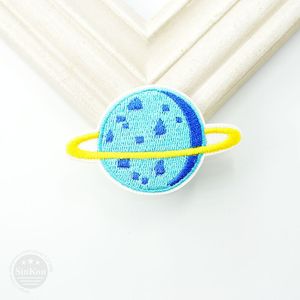 Planet (dimensioni: 6,8X4,2 cm) Distintivo di stoffa fai da te Distintivi ricamati Distintivi carini Hippie Ferro sui toppe dei cartoni animati per bambini per adesivi per vestiti