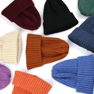 Klassiska barn Enkel Sticka Caps Candy Färger Multi Solid Style Bekväm och varm hatt 19 * 16cm Storlek
