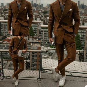 2-częściowy (płaszcz + spodnie) przystojne brązowe garnitury Custom Made Men Garnitury Bawełniane Podwójne Smokciane Tuxedos Peaked Lapel Blazer Business Suit