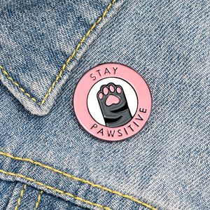 Qihe jóias gato pata rosa esmalte lapela pinos 'estadia pawsitive' presentes exclusivos para amigos broches emblemas atacado