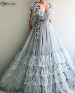 Prom Klänningar 2020 Blommor Deep V Neck Kortärmad Lace A-Line Cap Sleeves Prom Gown Ruffles Tiered Tulle Aftonklänningar Party Lång