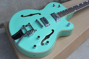 Factory Custom Hollow Green Electric Guitar z chromowanym sprzętem, system Tremolo, wiązanie kremu, można dostosować