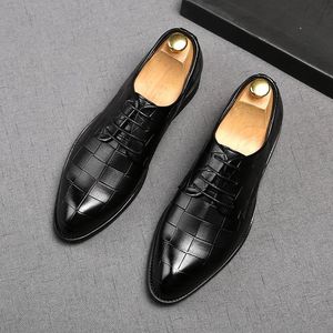 Newes Fashion 2020 Men Bullock Patchwork flats Dress gentleman Formal Shoes Male Wedding Prom shoes Sapato Social Masculino