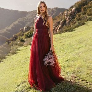 2021 Sexig Backless Burgundy Tulle Engagement Prom Klänningar Enkel En Linje Tillbaka Criss Cross Straps Classic Golvlängd Evening Gowns Bride Country Dress