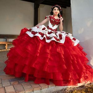 Vita och röda quinceanera klänningar med tiered kjol broderi boll klänning söt 16 klänning vestidos de xv años