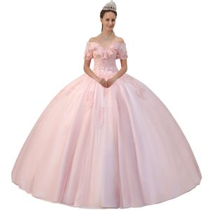 Stravagante abito da quinceanera con spalle scoperte in tulle color cipria, maniche a pipistrello svolazzanti smerlate