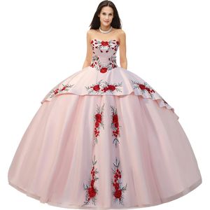 素敵な大胆な刺繍バラのCharro Insignia Quinceanera Dress Western Debutanteシルバーメダリオンズブラッシュチュールとサテンスイープトレイン甘い16ドレス