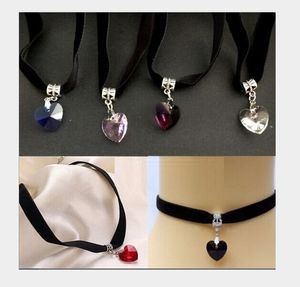 Collana a forma di cuore Ciondolo in resina con catena in velluto Girocollo vintage a cuore pesca per ragazze 6 colori