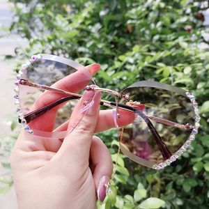 Moda Kadınlar Elmas Çivili Çerçevesiz Cut-Edge Marka Tasarım Güneş Gözlüğü Coverthin Sokak Güneş Gözlüğü