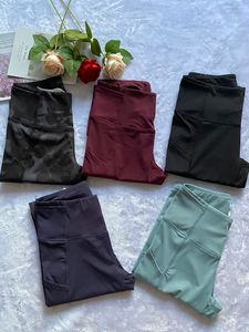 Pantaloni da yoga corti da donna con due tasche Leggings da fitness Collant a vita alta Capri da corsa Allenamento da palestra Abbigliamento sportivo