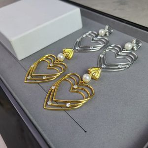 Yeni ürün B, yeni altın ve gümüş inci aşk şeklindeki küpe 18k altın moda electroplated Retro avangard her türlü