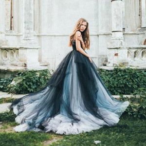 2021 Abiti da sposa vintage in bianco e nero blu scuro Abiti da sposa con strascico spalle scoperte scollo a V gotico lungo paese Boho Appliques pizzo tulle abito da sposa formale da spiaggia