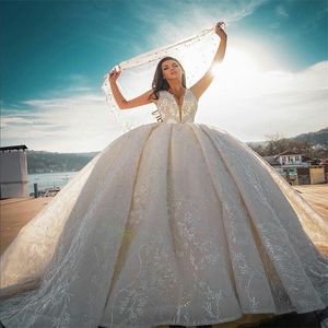 Muslim Luxury Ball Gown Bröllopsklänningar Sexiga V Nacke Ärmlös Beads Crystal Appliqued Lace Bridal Gowns Sweep Train Abiti da Sposa
