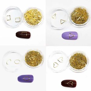 100 Stücke Gold Herz Hohl Nail art Dekorationen Rahmen Dreieck 3d Aufkleber Hybrid Nagel Metall Niet Punk Nailart Versorgung für Nägel