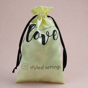 100st Satin Hair Bags Silk Drawstring Pouch Förpackning Smycken Kosmetisk Makeup Bröllopsfest Julklapp Sachet Print Logo Sack