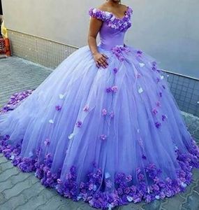 2021 Princess Lavendel Off Shoulder Quinceanera Klänningar 3D Rose Blommor Appliques Puffy Ball Gown Sweet 16 Födelsedag Prom Party Dress